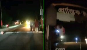 মনতলা বাজারে নতুন স্পিড ব্রেকারে নিয়ন্ত্রণ হারিয়ে ডিভাইডারে বিধ্বস্ত ‘প্রান্তিক’ বাস নিজস্ব প্রতিবেদক, মনতলা: মনতলা বাজারে সদ্য নির্মিত একটি নতুন স্পিড ব্রেকারে (গতিরোধক) নিয়ন্ত্রণ হারিয়ে ‘প্রান্তিক’ পরিবহনের একটি যাত্রীবাহী বাস রাস্তার ডিভাইডারে সজোরে ধাক্কা খেয়ে বিধ্বস্ত হয়েছে। রাতের অন্ধকারের মধ্যে অপরিকল্পিত এই গতিরোধকের কারণে চালক সময়মতো তা বুঝতে না পারায় এই দুর্ঘটনা ঘটে। স্থানীয় প্রত্যক্ষদর্শীদের সূত্রে জানা যায়, বাসটি মনতলা বাজার অতিক্রম করার সময় হঠাৎ করেই নতুন স্পিড ব্রেকারের সামনে পড়ে। চালক আকস্মিক ব্রেক করতে গিয়ে গাড়ির ওপর থেকে নিয়ন্ত্রণ হারিয়ে ফেলেন। ফলে নিয়ন্ত্রণহীন বাসটি সরাসরি সড়কের মাঝের ডিভাইডারে গিয়ে সজোরে আঘাত করে, যার ফলে বাসের সামনের অংশ ক্ষতিগ্রস্ত হয়। দুর্ঘটনার পরপরই আশপাশের লোকজন ও স্থানীয় ব্যবসায়ীরা দ্রুত এগিয়ে এসে উদ্ধারকাজ শুরু করেন। অপরিকল্পিত এই গতিরোধকের কারণে এর আগেও চালকদের মধ্যে ক্ষোভ দেখা গেছে। স্থানীয়দের অভিযোগ, মনতলা বাজারে সম্প্রতি নির্মিত এই নতুন স্পিড ব্রেকারটিতে পর্যাপ্ত সতর্কবার্তা, রঙ বা রিফ্লেক্টর না থাকায় রাতের বেলা চলাচলকারী দূরপাল্লার ও স্থানীয় যানবাহনের চালকরা তা সহজে দেখতে পান না। এর ফলে প্রায়ই দুর্ঘটনা ঘটছে। দ্রুত এই স্পিড ব্রেকারটি সংস্কার কিংবা প্রয়োজনীয় নিরাপত্তা বাতি ও সাইনবোর্ড স্থাপনের দাবি জানিয়েছেন স্থানীয় বাসিন্দা ও পরিবহন চালকরা।