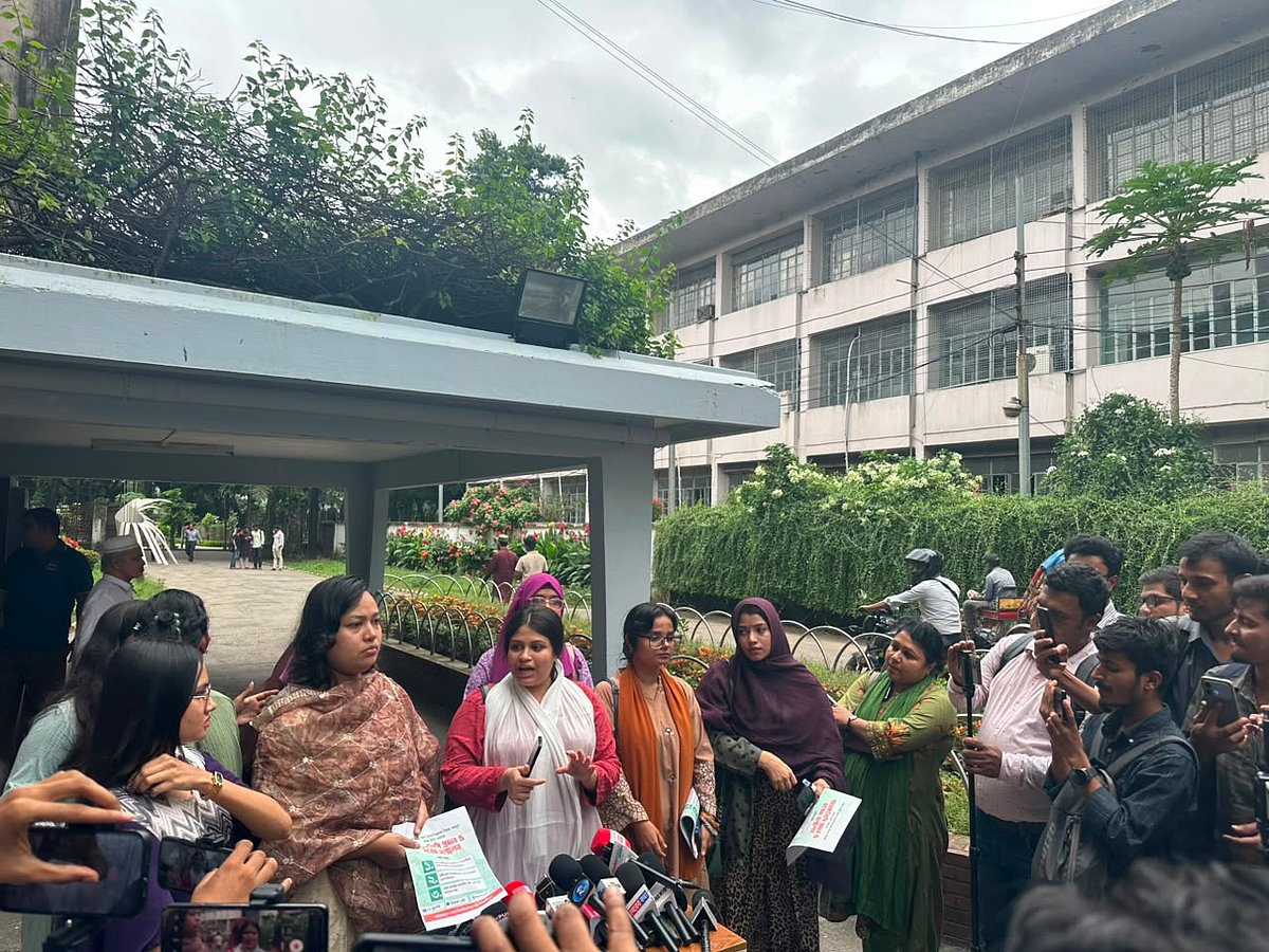 ঢাকা বিশ্ববিদ্যালয়ের ছাত্রী হলের সামনে দাঁড়িয়ে শিক্ষার্থীরা স্মারকলিপি দিচ্ছে