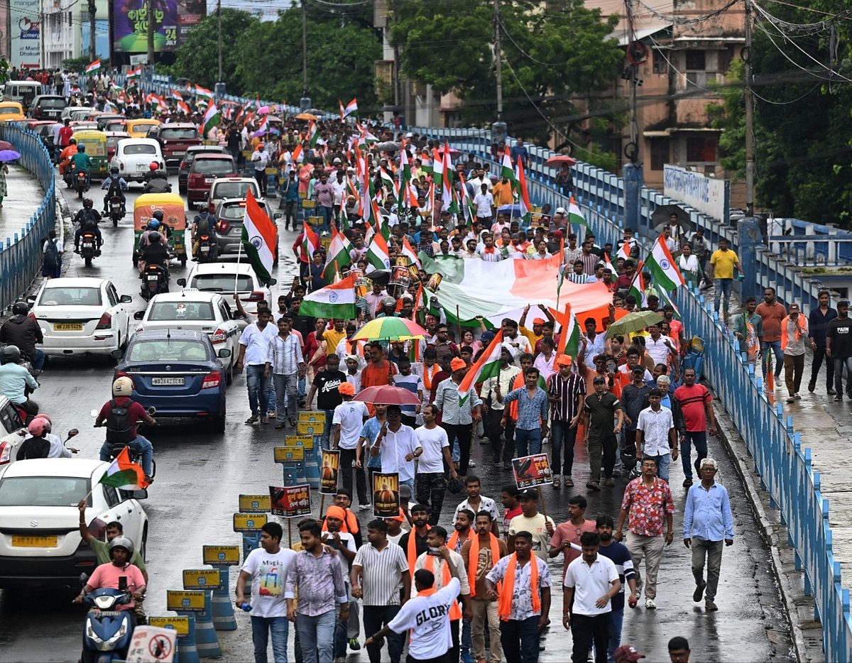 কলকাতায় সাংবাদিকদের ওপর হামলার প্রতিবাদে ব্যাপক মিছিল এবং তিরঙ্গা মিছিলে বিজেপি নেতা-কর্মীরা অংশ নিচ্ছেন