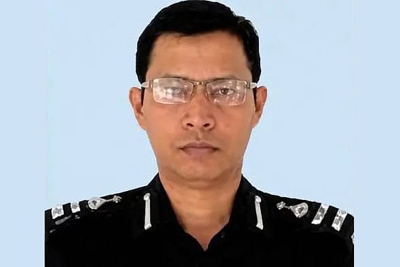 ব্রিগেডিয়ার জেনারেল মিফতাহ উদ্দিন আহমেদকে সেনা হেফাজতে নেওয়া হয়েছে