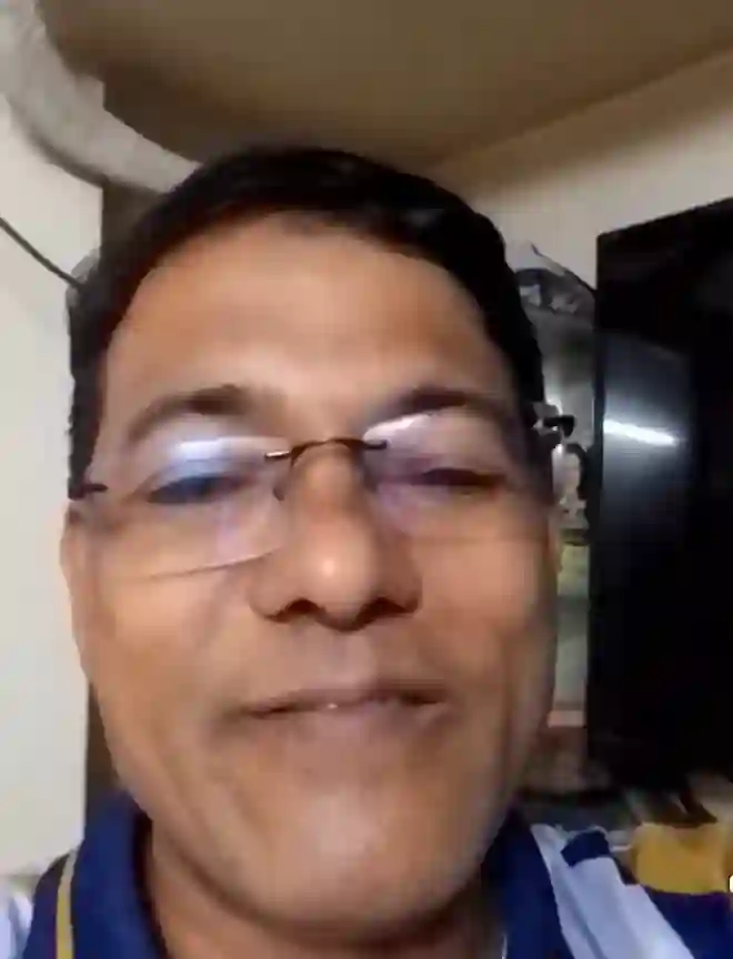 মুক্তাগাছায় নির্বাচন ও অনিয়ম নিয়ে আলোচনা: পরিবর্তনের ডাক নিজস্ব প্রতিবেদক ময়মনসিংহের ফুলবাড়িয়া উপজেলার সাবেক চেয়ারম্যান আজিজ সাহেবের সাথে এক আলাপে স্থানীয় ইউনিয়ন পরিষদ নির্বাচনে অনিয়ম ও দুর্নীতির বিভিন্ন চিত্র উঠে এসেছে. সম্প্রতি প্রকাশিত একটি ভিডিওর তথ্যানুযায়ী, নির্বাচন ব্যবস্থায় অনিয়ম এবং সাধারণ মানুষের বঞ্চিত হওয়ার বিষয়গুলো আলোচনায় এসেছে. আলোচনায় প্রকাশ পায় যে, বিগত নির্বাচনগুলোতে বিভিন্ন অনিয়ম ও দুর্নীতির কারণে ভোটাররা তাদের কাঙ্ক্ষিত সেবা থেকে বঞ্চিত হয়েছেন. নির্বাচনে ভোট কেনাবেচা, প্রার্থীর কাছ থেকে টাকা নেওয়ার পর ভোট না দেওয়া এবং পরবর্তীতে বয়স্ক ভাতা ও টিসিবির কার্ড বিতরণে ব্যাপক অনিয়ম ও পক্ষপাতিত্বের অভিযোগ তোলা হয়েছে. বিশেষ করে, কার্ড দেওয়ার সময় স্বজনপ্রীতি এবং হয়রানির শিকার হওয়ার নানা তথ্য সামনে এসেছে. "হঠাৎ দেখা হলো ময়মনসিংহের ফুলবাড়িয়া উপহেলার সাবেক চেয়ারম্যান আজিজ সাহেবের সাথে। তিনি আমার সাথে চা খেতে খেতে গল্প করলেন যে, চেয়ারম্যান নির্বাচনটা যে এত খারাপ হয়ে গেছে, আপনি কল্পনা করতে পারবেন না, কল্পনা করতে পারবেন না। আমি বারবার বুজিয়ে বলি যে, আপনাদের এবার আমাকে ভোটটা দেন, যে নির্ভেজাল একটা ইউনিয়ন উপহার দিব। সে হাত টানে নাই, গা টানে নাই। তাতে হেনসিং করতে যাই, এবার জাকিরমারে হাতে জাকির মারে। সে বলল, '১০ পয়সা লোক ভাই, এক টাকার ভাব ধরে, আত্মাটা ফাইটা যা, ফাইটা যা।' আমি আসছি সততা, প্রকিংসাবের পক্ষে মাঠটা তৈরি করার জন্য, আর তারা এরকম ধরনের ঘটনা ঘটাইছে। সে যখন এক বছর দায়িত্ব পালন করছে, তখন আবার মাঠে সবাইকে নিয়ে আসছে। আইসা বলতেছে, 'কে কে কাঠ পাইছেন, সবাই হাত উঠান।' একে একে জিগাইলো, 'স্যার একলা আপনি কাঠ পাইছেন?' 'হ বাবা আমি বয়স্কভাতা কাঠ পাইছি।' ও তোমার পিছে আবার কুলসুম খালা হাত উঠাইছে। 'খালা তুমি পাইছো?' কয় 'না আমি তো কাঠ পাই নাই।' কয় 'তুমি কেন পাও নাই জানো? তুমি নির্বাচনের আগে আমার কাছে দুই হাজার টাকা নিছিলা, একটা ভোটও তুমি দেও নাই।' তারপর আবার জিগাইলো, 'রেবেকা আপা, আপা আপনি কি টিসিবির চালের কাঠ পাইছেন?' 'হ বাবা আমি পাইছি।' আমি পাইছি। ঐ যে সাতে আবার আসিয়া ফুফু আছে, ফুফু তুমি পাইছো? কয় 'না ভাই আমার তো দিলেন না।' আপনি যে নির্বাচনের আগে আপনি সব নিয়ে গেছেন, এইজন্য আপনি পাচ্ছেন না। এইজন্য অনেকেই আপনারা চেয়ারম্যানের কাছ থেকে বঞ্চিত হচ্ছেন। চেয়ারম্যানদের এরকম ধরনের নির্বাচনের ঐ বিশ দিন আপনারা জ্বালাই ফেলায় দেন, টর্চারিং করেন। কেন ভাই? এরকম করেন কেন? আপনারা একটা বড় ইমানের প্রতীক, ইনসাফের প্রতীক, রেমার্ক সম্পদ। আপনারা একটা ভোটের দ্বারা যে একটা খারাপ লোক পাস করে, যতগুলো খারাপ কাজ করবে, যত চাল চুরি করবে, ডাল চুরি করবে, তেল চুরি করবে, যত বয়স্ক বা তাতিকাতিকাত বা তাতিকাট টাকার বিনিময়ে দিবে, এই পাপের বোঝা তো আপনার ওপর কাল দিতে হবে। হেপের হবে না, হেপের হবে না। কোন ধরনের দরবার সালিশ না, একটা ঘুষ খাওয়া হবে না। সরকারি টিউলিপ আসছে টাকা নিবেন? নো! টিসিবির কার্ড, বয়স্ক তো দরকার নাই, নিবন্ধন সরকারি ফিস যে আছে ১০টা, ২০টা, তাই দিয়ে নিবেন। তাই দিয়ে নিবেন। এখন সচেতন হন, দুই নং বড়গ্রাম ইউনিয়ন মুক্তাগাছা, ময়মনসিংহ। যত আছেন আপনারা, আপনারা সতর্ক হয়ে যান। আর নয় পুরাতন, এবার হবে নতুন। ধন্যবাদ ময়মনসিংহের মুক্তাগাছা উপজেলার ২ নম্বর বড়গ্রাম ইউনিয়নের ভোটার ও সাধারণ মানুষকে এসব অনিয়মের বিরুদ্ধে সচেতন হওয়ার আহ্বান জানানো হয়েছে. দুর্নীতি ও অনিয়মকে পেছনে ফেলে নতুন নেতৃত্ব ও সৎ পরিবর্তনের ডাক দিয়ে বলা হয়েছে, "আর নয় পুরাতন, এবার হবে নতুন".