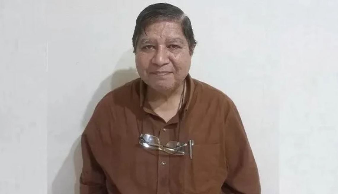 জিয়া অরফানেজ ট্রাস্ট মামলায় মিথ্যা সাক্ষ্যের অভিযোগে সাবেক যুগ্ম সচিব সৈয়দ জগলুল পাশা গ্রেপ্তার প্রকাশ: ০৫ আগস্ট ২০২৬ নিজস্ব প্রতিবেদক | আজকের নিউজ বাংলা সাবেক প্রধানমন্ত্রী বেগম খালেদা জিয়ার বিরুদ্ধে দায়ের করা জিয়া অরফানেজ ট্রাস্ট মামলায় জাল নথি প্রস্তুত এবং আদালতে মিথ্যা সাক্ষ্য দেওয়ার অভিযোগে সাবেক যুগ্ম সচিব সৈয়দ জগলুল পাশাকে গ্রেপ্তার করেছে ঢাকা মহানগর গোয়েন্দা পুলিশ (ডিবি)। বুধবার (৫ আগস্ট) দুপুরে ডিবির অতিরিক্ত পুলিশ কমিশনার মো. শফিকুল ইসলাম বিষয়টি নিশ্চিত করেছেন। তিনি জানান, মঙ্গলবার (৪ আগস্ট) রাতে হযরত শাহজালাল আন্তর্জাতিক বিমানবন্দর এলাকা থেকে সৈয়দ জগলুল পাশাকে গ্রেপ্তার করা হয়। তার বিরুদ্ধে দেশের বিভিন্ন থানায় একাধিক মামলা রয়েছে। ডিবি সূত্র জানায়, কক্সবাজার থেকে বিমানযোগে ঢাকায় ফেরার পর বিমানবন্দরে নজরদারির মাধ্যমে রাত আনুমানিক ৮টা ৫০ মিনিটে তাকে আটক করা হয়। পুলিশের তথ্য অনুযায়ী, সৈয়দ জগলুল পাশার বিরুদ্ধে গুলশান থানায় বিশেষ ক্ষমতা আইনের একটি মামলা, যাত্রাবাড়ী থানায় বৈষম্যবিরোধী ছাত্র আন্দোলনের সময় পারভেজ হত্যা মামলা, চাঁপাইনবাবগঞ্জের শিবগঞ্জ থানায় ‘অপারেশন ঈগল হান্ট’ সংক্রান্ত মামলা এবং কুষ্টিয়ার দৌলতপুর থানায় বিএনপি নেতা আলতাব হোসেন হত্যা মামলার এজাহারভুক্ত আসামি হিসেবে নাম রয়েছে। এছাড়া, ২০১৩ সালে রাজধানীর বনানীতে বিএনপির কার্যালয়ের সামনে বালুভর্তি ট্রাক রেখে প্রতিবন্ধকতা সৃষ্টির ঘটনায় দায়ের করা মামলার সঙ্গেও তার সংশ্লিষ্টতার অভিযোগ রয়েছে। ডিবি জানিয়েছে, সৈয়দ জগলুল পাশার বিরুদ্ধে পরবর্তী আইনগত কার্যক্রম প্রক্রিয়াধীন রয়েছে। সূত্র: অনলাইন সংবাদ