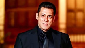 সালমানের ‘বিয়িং হিউম্যান’-এর বিরুদ্ধে প্রতারণা মামলা, আদালতে তলব সালমান ও বোন আলভিরাকেবিনোদন ডেস্ক | প্রকাশ: ০৬ আগস্ট ২০২৬
বলিউড অভিনেতা সালমান খানের মানবসেবামূলক ব্র্যান্ড ‘বিয়িং হিউম্যান’-এর বিরুদ্ধে প্রতারণার অভিযোগে ভারতের চণ্ডিগড় আদালতে মামলা দায়ের হয়েছে। মামলার পরিপ্রেক্ষিতে আদালত সালমান খান, তার বোন আলভিরা খান আগ্নিহোত্রী এবং সংশ্লিষ্ট প্রতিষ্ঠানের পরিচালকদের আগামী ৫ অক্টোবর আদালতে হাজির হওয়ার জন্য সমন জারি করেছে।
মামলাটি করেছেন চণ্ডিগড়ের ব্যবসায়ী অরুণ গুপ্ত। তার অভিযোগ, ‘বিয়িং হিউম্যান’-এর জুয়েলারি ব্যবসার সঙ্গে যুক্ত স্টাইল অ্যান্ড কনটেন্ট জুয়েলারি প্রাইভেট লিমিটেড মিথ্যা প্রতিশ্রুতি দিয়ে তাকে একটি জুয়েলারি শোরুম চালু করতে উৎসাহিত করে। তিনি প্রায় ৩ কোটি রুপি বিনিয়োগ করেন, যার মধ্যে শোরুম প্রস্তুতেই ব্যয় হয় ১ কোটি রুপি।
অরুণ গুপ্তর দাবি, চুক্তি অনুযায়ী তিনি সব শর্ত পূরণ করলেও প্রতিষ্ঠানটির পক্ষ থেকে প্রতিশ্রুত সহযোগিতা পাননি। ফলে ব্যবসায় বড় ধরনের লোকসানের মুখে পড়ে ২০২০ সালের ফেব্রুয়ারিতে শোরুমটি বন্ধ করে দিতে বাধ্য হন।
তবে অভিযোগ অস্বীকার করেছে সালমান খানের প্রতিষ্ঠানের পক্ষ। তাদের দাবি, অরুণ গুপ্তর সঙ্গে হওয়া চুক্তির সঙ্গে সালমান খানের সরাসরি কোনো সম্পৃক্ততা ছিল না। তিনি শুধু সংশ্লিষ্ট কোম্পানিকে ‘বিয়িং হিউম্যান’ ব্র্যান্ডের জুয়েলারি বিক্রির লাইসেন্স দিয়েছিলেন।
মামলাকারীর আরও দাবি, ‘বিগ বস’-এর শুটিং চলাকালে সালমান খান তার সঙ্গে দেখা করে শোরুম উদ্বোধনে যাওয়ার আশ্বাস দিয়েছিলেন। কিন্তু শেষ পর্যন্ত তিনি সেখানে উপস্থিত হননি।
এ বিষয়ে সালমান খান বা তার পরিবারের পক্ষ থেকে আনুষ্ঠানিক কোনো প্রতিক্রিয়া এখনো জানানো হয়নি। মামলার পরবর্তী শুনানি অনুষ্ঠিত হবে আগামী ৫ অক্টোবর।