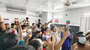  প্রেসক্লাবের সামনে দুই পক্ষের সংঘর্ষ, হাসপাতালে অবরুদ্ধ শান্তা ফারজানা প্রকাশ: ০৪ আগস্ট ২০২৬, ২৩:৩৯ রাজধানীর জাতীয় প্রেসক্লাবের সামনে নতুন ধারা বাংলাদেশ ও রাষ্ট্র সংলাপ ফোরাম (এসডিএফ)-এর নেতা-কর্মীদের মধ্যে সংঘর্ষের ঘটনা ঘটেছে। এ ঘটনায় নতুন ধারা বাংলাদেশের ভাইস চেয়ারম্যান শান্তা ফারজানা এবং এসডিএফের সদস্যসচিব আ ন ম আয়াশসহ উভয় পক্ষের বেশ কয়েকজন আহত হন। পরে আহতদের ঢাকা মেডিকেল কলেজ (ঢামেক) হাসপাতালে নেওয়া হলে সেখানেও উত্তেজনাকর পরিস্থিতির সৃষ্টি হয়। অভিযোগ উঠেছে, চিকিৎসাধীন অবস্থায় শান্তা ফারজানা ও তার দলের কয়েকজন নেতাকে প্রতিপক্ষ অবরুদ্ধ করে রাখে। জানা গেছে, গত ১ আগস্ট শান্তা ফারজানাকে মারধরের ঘটনার প্রতিবাদে মঙ্গলবার সন্ধ্যায় জাতীয় প্রেসক্লাবের সামনে নতুন ধারা বাংলাদেশের উদ্যোগে একটি প্রতিবাদ কর্মসূচির আয়োজন করা হয়। কর্মসূচি চলাকালে এসডিএফের সদস্যসচিব আ ন ম আয়াশ ও তার অনুসারীরা সেখানে উপস্থিত হলে দুই পক্ষের মধ্যে প্রথমে বাকবিতণ্ডা এবং পরে সংঘর্ষের ঘটনা ঘটে। এসডিএফ নেতাদের দাবি, কর্মসূচিতে জুলাই গণ-অভ্যুত্থানের যোদ্ধা এবং বিএনপিকে উদ্দেশ্য করে আপত্তিকর বক্তব্য দেওয়া হচ্ছিল। এর প্রতিবাদ জানালে শান্তা ফারজানার সমর্থকরা তাদের ওপর হামলা চালান। অন্যদিকে, নতুন ধারা বাংলাদেশের চেয়ারম্যান মেহেদি মোমিন এসব অভিযোগ অস্বীকার করেছেন। তার দাবি, তারা পূর্বঘোষিত শান্তিপূর্ণ কর্মসূচি পালন করছিলেন এবং সেখানে বিভিন্ন গণমাধ্যমের প্রতিনিধিরাও উপস্থিত ছিলেন। এ সময় হঠাৎ আ ন ম আয়াশের নেতৃত্বে একদল লোক হামলা চালায় এবং সাংবাদিকদের মোবাইল ফোন ছিনিয়ে নেওয়ারও চেষ্টা করে। সংঘর্ষে আহতদের ঢাকা মেডিকেল কলেজ হাসপাতালে নেওয়ার পর সেখানে নতুন করে উত্তেজনা ছড়িয়ে পড়ে। প্রত্যক্ষদর্শীদের ভাষ্য অনুযায়ী, মঞ্চ২৪-এর আহ্বায়ক ফাহিম ফারুকী ও তার অনুসারীরা হাসপাতালে এসে শান্তা ফারজানার বিরুদ্ধে স্লোগান দিতে থাকেন। ফাহিম ফারুকীর দাবি, শান্তা ফারজানা জুলাই যোদ্ধা ও বিএনপিকে নিয়ে কটূক্তি করেছেন, তাই তাকে গ্রেপ্তার করতে হবে। এ সময় চিকিৎসাধীন শান্তা ফারজানাকে জরুরি বিভাগে অবরুদ্ধ করে রাখার অভিযোগ ওঠে। ঢামেক হাসপাতাল পুলিশ ক্যাম্পের ইনচার্জ (পরিদর্শক) মো. ফারুক জানান, জরুরি বিভাগে দুই পক্ষের মধ্যে প্রায় দেড় ঘণ্টা ধরে হট্টগোল চলায় চিকিৎসাসেবা ব্যাহত হয়। এতে অন্যান্য রোগী ও তাদের স্বজনদের মধ্যে আতঙ্ক ছড়িয়ে পড়ে। বর্তমানে এক পক্ষ হাসপাতালের ভেতরে এবং অপর পক্ষ বাইরে অবস্থান করছে। পরিস্থিতি নিয়ন্ত্রণে পুলিশ কাজ করছে। আজকের নিউজ বাংলা পরিস্থিতির সর্বশেষ তথ্য সংগ্রহ করছে। নতুন কোনো তথ্য পাওয়া গেলে এই প্রতিবেদনে তা হালনাগাদ করা হবে।