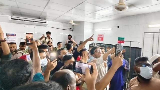 প্রেসক্লাবের সামনে দুই পক্ষের সংঘর্ষ, হাসপাতালে অবরুদ্ধ শান্তা ফারজানা প্রকাশ: ০৪ আগস্ট ২০২৬, ২৩:৩৯ রাজধানীর জাতীয় প্রেসক্লাবের সামনে নতুন ধারা বাংলাদেশ ও রাষ্ট্র সংলাপ ফোরাম (এসডিএফ)-এর নেতা-কর্মীদের মধ্যে সংঘর্ষের ঘটনা ঘটেছে। এ ঘটনায় নতুন ধারা বাংলাদেশের ভাইস চেয়ারম্যান শান্তা ফারজানা এবং এসডিএফের সদস্যসচিব আ ন ম আয়াশসহ উভয় পক্ষের বেশ কয়েকজন আহত হন। পরে আহতদের ঢাকা মেডিকেল কলেজ (ঢামেক) হাসপাতালে নেওয়া হলে সেখানেও উত্তেজনাকর পরিস্থিতির সৃষ্টি হয়। অভিযোগ উঠেছে, চিকিৎসাধীন অবস্থায় শান্তা ফারজানা ও তার দলের কয়েকজন নেতাকে প্রতিপক্ষ অবরুদ্ধ করে রাখে। জানা গেছে, গত ১ আগস্ট শান্তা ফারজানাকে মারধরের ঘটনার প্রতিবাদে মঙ্গলবার সন্ধ্যায় জাতীয় প্রেসক্লাবের সামনে নতুন ধারা বাংলাদেশের উদ্যোগে একটি প্রতিবাদ কর্মসূচির আয়োজন করা হয়। কর্মসূচি চলাকালে এসডিএফের সদস্যসচিব আ ন ম আয়াশ ও তার অনুসারীরা সেখানে উপস্থিত হলে দুই পক্ষের মধ্যে প্রথমে বাকবিতণ্ডা এবং পরে সংঘর্ষের ঘটনা ঘটে। এসডিএফ নেতাদের দাবি, কর্মসূচিতে জুলাই গণ-অভ্যুত্থানের যোদ্ধা এবং বিএনপিকে উদ্দেশ্য করে আপত্তিকর বক্তব্য দেওয়া হচ্ছিল। এর প্রতিবাদ জানালে শান্তা ফারজানার সমর্থকরা তাদের ওপর হামলা চালান। অন্যদিকে, নতুন ধারা বাংলাদেশের চেয়ারম্যান মেহেদি মোমিন এসব অভিযোগ অস্বীকার করেছেন। তার দাবি, তারা পূর্বঘোষিত শান্তিপূর্ণ কর্মসূচি পালন করছিলেন এবং সেখানে বিভিন্ন গণমাধ্যমের প্রতিনিধিরাও উপস্থিত ছিলেন। এ সময় হঠাৎ আ ন ম আয়াশের নেতৃত্বে একদল লোক হামলা চালায় এবং সাংবাদিকদের মোবাইল ফোন ছিনিয়ে নেওয়ারও চেষ্টা করে। সংঘর্ষে আহতদের ঢাকা মেডিকেল কলেজ হাসপাতালে নেওয়ার পর সেখানে নতুন করে উত্তেজনা ছড়িয়ে পড়ে। প্রত্যক্ষদর্শীদের ভাষ্য অনুযায়ী, মঞ্চ২৪-এর আহ্বায়ক ফাহিম ফারুকী ও তার অনুসারীরা হাসপাতালে এসে শান্তা ফারজানার বিরুদ্ধে স্লোগান দিতে থাকেন। ফাহিম ফারুকীর দাবি, শান্তা ফারজানা জুলাই যোদ্ধা ও বিএনপিকে নিয়ে কটূক্তি করেছেন, তাই তাকে গ্রেপ্তার করতে হবে। এ সময় চিকিৎসাধীন শান্তা ফারজানাকে জরুরি বিভাগে অবরুদ্ধ করে রাখার অভিযোগ ওঠে। ঢামেক হাসপাতাল পুলিশ ক্যাম্পের ইনচার্জ (পরিদর্শক) মো. ফারুক জানান, জরুরি বিভাগে দুই পক্ষের মধ্যে প্রায় দেড় ঘণ্টা ধরে হট্টগোল চলায় চিকিৎসাসেবা ব্যাহত হয়। এতে অন্যান্য রোগী ও তাদের স্বজনদের মধ্যে আতঙ্ক ছড়িয়ে পড়ে। বর্তমানে এক পক্ষ হাসপাতালের ভেতরে এবং অপর পক্ষ বাইরে অবস্থান করছে। পরিস্থিতি নিয়ন্ত্রণে পুলিশ কাজ করছে। আজকের নিউজ বাংলা পরিস্থিতির সর্বশেষ তথ্য সংগ্রহ করছে। নতুন কোনো তথ্য পাওয়া গেলে এই প্রতিবেদনে তা হালনাগাদ করা হবে।
