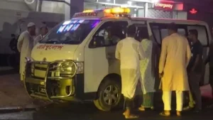 জামালপুরের মেলান্দহে দাফনের ১২ ঘণ্টা পর ‘মা বেঁচে আছেন’ ভেবে কবর থেকে মরদেহ উত্তোলন!মেলান্দহ (জামালপুর) প্রতিনিধি:
জামালপুরের মেলান্দহে দাফনের দীর্ঘ ১২ ঘণ্টা পর ‘মা বেঁচে আছেন’—এমন ধারণার বশে কবর থেকে মরদেহ উত্তোলনের একটি চাঞ্চল্যকর ঘটনা ঘটেছে। পরে স্বজনরা মরদেহ নিয়ে একাধিক হাসপাতালে ছুটে গেলে চিকিৎসকরা তাকে পুনরায় মৃত ঘোষণা করেন।
গত শনিবার (১ আগস্ট) রাতে উপজেলার চর মাহমুদপুর গ্রামে এই ঘটনা ঘটে। এ নিয়ে পুরো জেলাজুড়ে ব্যাপক চাঞ্চল্যের সৃষ্টি হয়েছে।
ঘটনার সংক্ষিপ্ত বিবরণ
মৃত ব্যক্তি: হালিমা খাতুন (৬৫), চর মাহমুদপুর গ্রামের মৃত সোহরাব আকন্দের স্ত্রী।
মৃত্যু ও দাফন: বার্ধক্যজনিত কারণে শুক্রবার দিবাগত রাত ১টার দিকে তিনি মারা যান। পরদিন শনিবার সকাল ৮টায় জানাজা শেষে তাকে দাফন করা হয়।
ঘটনার সময়: দাফনের প্রায় ১২ ঘণ্টা পর শনিবার রাত ৯টার দিকে কবর থেকে মরদেহ তোলা হয়।
কেন কবর থেকে মরদেহ তোলা হলো?
স্থানীয় সূত্রে জানা যায়, মৃত হালিমা খাতুনের মানসিকভাবে অসুস্থ মেয়ে সুলতানা (৪০) দাফনের পর থেকেই দাবি করতে থাকেন যে, তার মা বেঁচে আছেন এবং ‘জিন’ তাকে এ কথা জানিয়েছে। বোনের এই কথায় প্রথমে পরিবার পাত্তা না দিলেও তার লাগাতার কান্নাকাটি ও চিৎকারে স্বজনদের মনে সন্দেহের সৃষ্টি হয়। একপর্যায়ে রাত ৯টার দিকে তারা কবর খুঁড়ে মরদেহ উত্তোলন করেন।
এ বিষয়ে মৃতের ছেলে হুমায়ূন কবির বলেন,
"আমার বোন বলছিল মা বেঁচে আছে। আমরা তাকে বোঝানোর চেষ্টা করলেও সে শোনেনি। একপর্যায়ে আমরা কবর থেকে মরদেহ তুলি। তখন কেন জানি মনে হচ্ছিল মায়ের হাত-পা একটু একটু নড়ছে।"
হাসপাতালে ছোটাছুটি ও চিকিৎসকদের বক্তব্য
হালিমা খাতুন আসলেই জীবিত আছেন কি না, তা নিশ্চিত করতে রাতেই তাকে মেলান্দহ উপজেলা স্বাস্থ্য কমপ্লেক্সে নিয়ে যাওয়া হয়। সেখানে ইসিজি করার পর কর্তব্যরত চিকিৎসকরা জানান যে তিনি মৃতই আছেন।
তবে স্বজনরা তা সহজে মেনে নিতে না পেরে অ্যাম্বুলেন্সে করে জামালপুর সদরের একাধিক বেসরকারি হাসপাতালে নিয়ে যান। সেখানেও চিকিৎসকরা পরীক্ষা-নিরীক্ষা করে নিশ্চিত করেন যে হালিমা খাতুন অনেক আগেই মারা গেছেন। চিকিৎসকদের এই ঘোষণার পর রাতেই মরদেহ বাড়িতে ফিরিয়ে এনে পুনরায় দাফন করা হয়।
প্রশাসনের বক্তব্য
ঘটনাটি নিয়ে এলাকায় চাঞ্চল্যের সৃষ্টি হলেও মেলান্দহ থানার ভারপ্রাপ্ত কর্মকর্তা (ওসি) এ টি এম মাহমুদুল হক জানান, বিষয়টি তিনি সামাজিক যোগাযোগমাধ্যমে দেখেছেন। তবে এ ঘটনায় এখন পর্যন্ত থানায় কোনো অভিযোগ পাওয়া যায়নি।