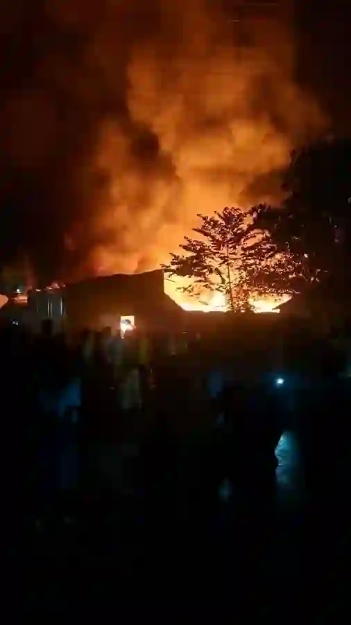 ময়মনসিংহের শম্ভুগঞ্জে রাইস মিলে অগ্নিকাণ্ড, ফায়ার সার্ভিসের ২ ইউনিটের চেষ্টায় নিয়ন্ত্রণ নিজস্ব প্রতিবেদক | আজকের নিউজ বাংলা প্রকাশ: ৬ আগস্ট ২০২৬ ময়মনসিংহ সদর উপজেলার শম্ভুগঞ্জ এলাকার আলালপুরে অবস্থিত একটি অটো রাইস মিলে গভীর রাতে অগ্নিকাণ্ডের ঘটনা ঘটেছে। ফায়ার সার্ভিসের দুটি ইউনিট ও স্থানীয় বাসিন্দাদের যৌথ প্রচেষ্টায় প্রায় এক ঘণ্টার চেষ্টায় আগুন নিয়ন্ত্রণে আনা সম্ভব হয়েছে। এ ঘটনায় কোনো হতাহতের খবর পাওয়া যায়নি। স্থানীয় সূত্রে জানা যায়, বুধবার দিবাগত রাত আনুমানিক ১২টা ২০ মিনিটে মিলের ভেতর থেকে হঠাৎ আগুনের লেলিহান শিখা ও ঘন ধোঁয়া বের হতে দেখা যায়। মুহূর্তের মধ্যেই আগুন মিলের বিভিন্ন অংশে ছড়িয়ে পড়ে এবং গুদামে মজুত থাকা মালামাল দাউদাউ করে জ্বলতে শুরু করে। এতে এলাকায় আতঙ্ক ছড়িয়ে পড়ে। খবর পেয়ে ময়মনসিংহ ফায়ার সার্ভিসের দুটি ইউনিট দ্রুত ঘটনাস্থলে পৌঁছে আগুন নেভানোর কাজ শুরু করে। স্থানীয় বাসিন্দারাও উদ্ধারকাজে সহযোগিতা করেন। প্রায় এক ঘণ্টার নিরলস প্রচেষ্টায় আগুন পুরোপুরি নিয়ন্ত্রণে আসে। দ্রুত ব্যবস্থা নেওয়ায় আগুন পাশের লোকালয় ও অন্যান্য স্থাপনায় ছড়িয়ে পড়েনি। প্রাথমিকভাবে জানা গেছে, আগুনে মিলে মজুত থাকা বিপুল পরিমাণ ধান, চালের বস্তা, প্রক্রিয়াজাতকরণের ফাঁকা বস্তা এবং স্বয়ংক্রিয় কিছু যন্ত্রপাতি পুড়ে গেছে। মিল কর্তৃপক্ষের দাবি, এতে উল্লেখযোগ্য আর্থিক ক্ষয়ক্ষতি হয়েছে। তবে ফায়ার সার্ভিস ও মিল কর্তৃপক্ষের যৌথ তদন্ত শেষে ক্ষয়ক্ষতির সঠিক পরিমাণ নির্ধারণ করা হবে। ফায়ার সার্ভিসের প্রাথমিক ধারণা অনুযায়ী, বৈদ্যুতিক শর্ট সার্কিট অথবা বয়লারের আশপাশের কোনো উত্তপ্ত উৎস থেকে আগুনের সূত্রপাত হয়ে থাকতে পারে। তবে তদন্ত শেষ না হওয়া পর্যন্ত অগ্নিকাণ্ডের প্রকৃত কারণ নিশ্চিত করে বলা যাচ্ছে না। গভীর রাতে মিলের কার্যক্রম সীমিত থাকায় এবং দ্রুত উদ্ধার অভিযান পরিচালিত হওয়ায় কোনো শ্রমিক বা স্থানীয় বাসিন্দা হতাহত হননি। আগুন সম্পূর্ণ নেভানোর পর ফায়ার সার্ভিস ডাম্পিং কার্যক্রমও সম্পন্ন করেছে। বর্তমানে পরিস্থিতি স্বাভাবিক রয়েছে এবং ক্ষয়ক্ষতির বিস্তারিত তালিকা প্রস্তুতের কাজ চলছে।